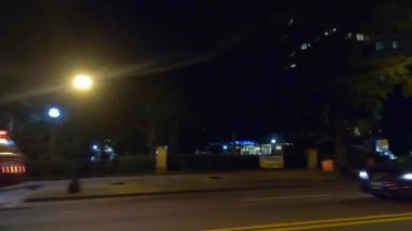 Atlanta, Ga USA - 07: 13: 20: Atlanta şehir merkezi, Peachtree Caddesi 'ndeki Ann Emory hastanesinde gece trafiği.