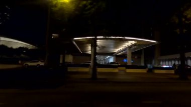 Atlanta, Ga USA - 07: 20: Gece yarısı Atlanta şehir merkezi Hyatt Regency Hotel Plaza girişi ve insanları aydınlattı 