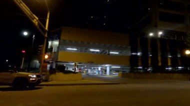 Atlanta, Ga USA - 07: 20 Atlanta şehir merkezinde gece otoparkında trafik trafik ışıkları Peachtree Caddesi 'nde POV kullanıyor.