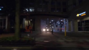 Atlanta, Ga USA - 07: 13: 20 Atlanta şehir merkezi gece yarısı mağazaları ve Peachstree caddesindeki bir otoparkta araba