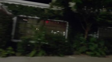 Atlanta, Ga USA - 07: 20: Atlanta şehir merkezi, binaların gece yarısı adamı arka plandaki binalardan şehrin arka sokaklarına doğru yürüyor.