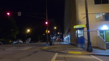 Atlanta, Ga USA - 07: 13: 20 Geceleri Atlanta şehir merkezi aydınlatma güvenlik kulübesi ve uzak trafik Peachtree Köşeleri