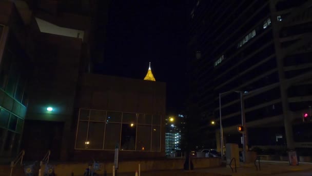 亚特兰大 Ga美国 07年13月20日晚上 亚特兰大市中心 桃树街 看到美国银行大厦金光闪闪的顶楼 — 图库视频影像