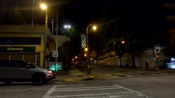 Atlanta Usa Centro Atlanta Por Noche Detenido Persona Tráfico Empuja — Vídeo de stock
