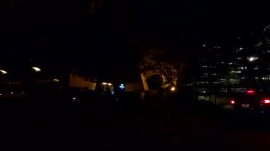 Atlanta, Ga USA - 07: 13: 20: Atlanta şehir merkezinde gece gökdelenleri ve şehir manzarası aydınlatılmış pencereler ve araba ışıkları