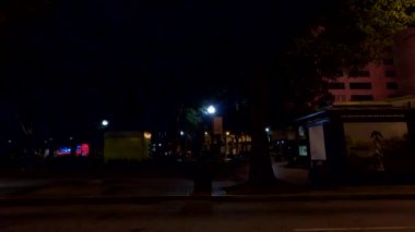 Atlanta, Ga USA - 07: 13: 20 Gece yarısı Atlanta şehir merkezinde Ted Turner Drive 'daki Walgreens perakende mağazasına giriş 