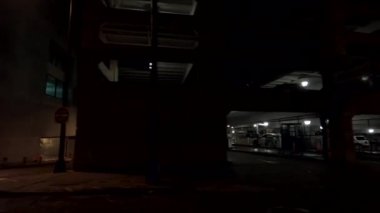 Atlanta, Ga USA - 07: 13 20: Gece yarısı Atlanta şehir merkezinde aydınlık bir alanda bekleyen araba kuyruğu