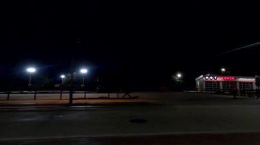 Atlanta, Ga USA - 07: 13: 20 Akşamları Atlanta şehir merkezi iHot tavuk kanadı restoranı neon ışıkları Moreland Caddesi