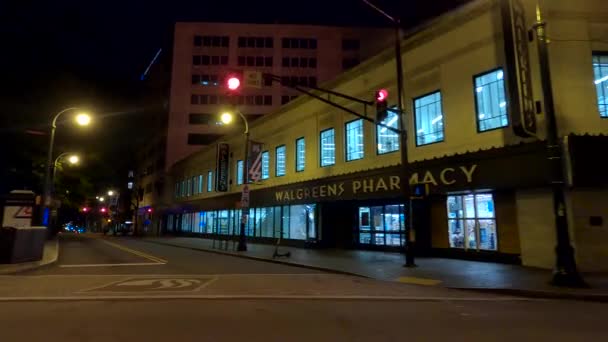 Атланта Штат Джорджия Сша Центре Атланты Ночью Человек Сидящий Перед — стоковое видео