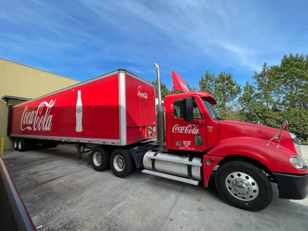 Grovetown Usa Coke Delivery Truck Dock Eines Einzelhandelsgeschäfts Seitenansicht — Stockfoto