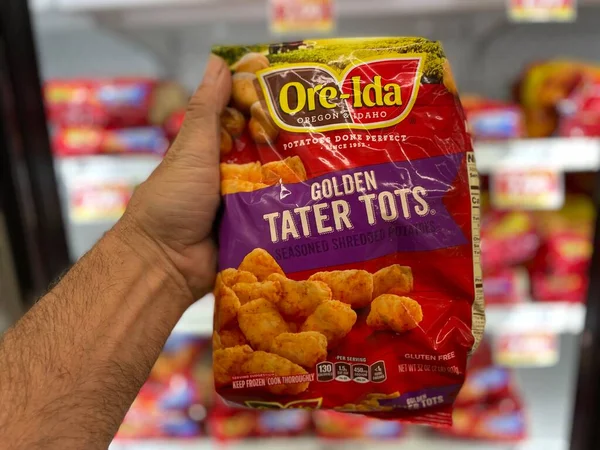 Grovetown, Ga USA - 05: 18 22: Bir perakende mağazasında Ore Ida patateslerini elle tutmak
