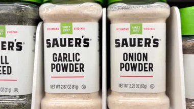 Grovetown, Ga USA - 05: 18 22: Sauers mağazası, bir raf bölücü sisteminde baharat çeşitliliği