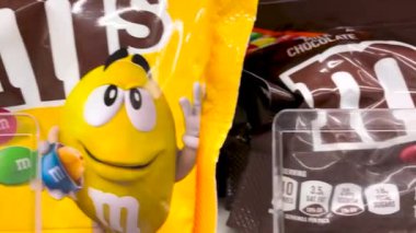 Grovetown, Ga USA - 05: 18 22: Bir perakende bakkal rafında M & ms poşetleri