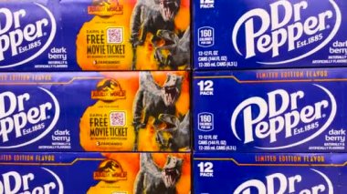 Grovetown, Ga USA - 05: 18 22: Dr Pepper soda 12 paket sınırlı sayıda Jurassic World Dominion bir perakende mağazasında