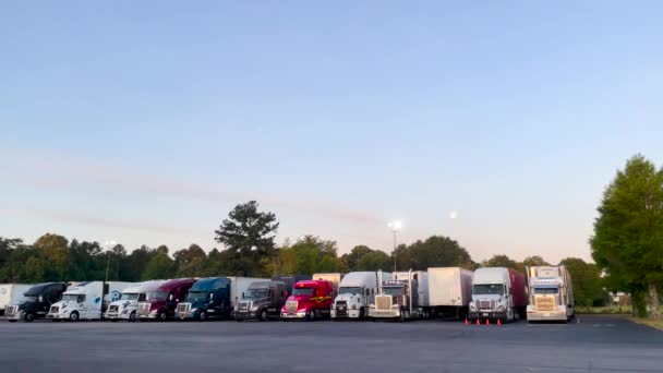 Augusta Usa Line Semi Trucks Parked Truck Stop Rural Georgia — Stockvideo