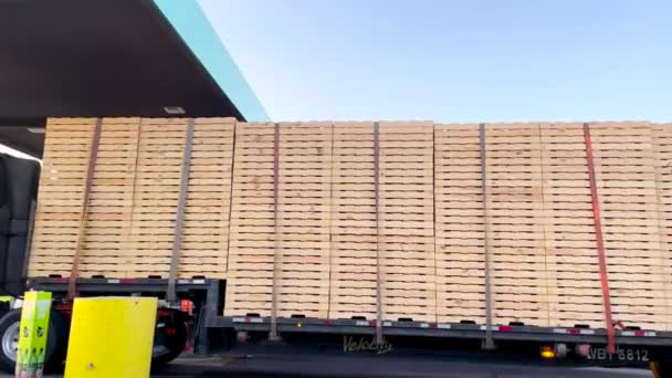Augusta Usa Semi Trucks Hauling Pallets Refueling Rural Georgia Retail — Video Stock