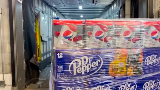 Grovetown Usa Balená Paleta Produktu Pepsi Dodávána Maloobchodu Uvnitř Dodávky — Stock video