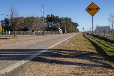 Augustam Ga USA - 05 10 22: Uzak kırsal yol ve kilise