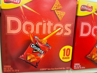 Grovetown, Ga USA - 05 10 22: Satış mağazası Doritos patates cipsi 10 paket