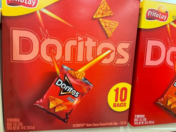 Grovetown, Ga USA - 05 10 22: Satış mağazası Doritos patates cipsi 10 paket