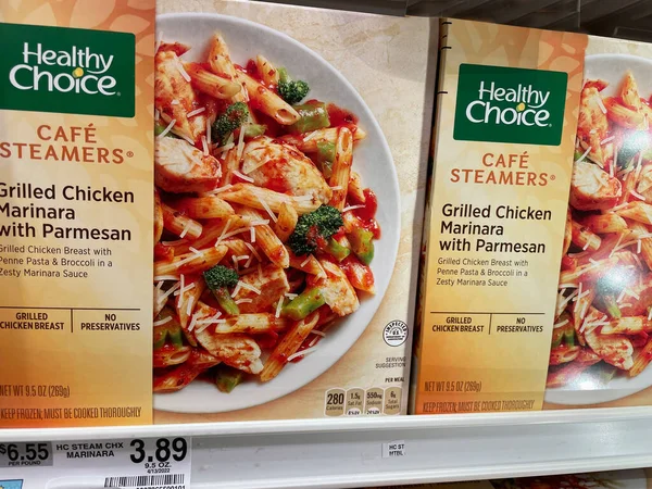 Grovetown, Ga USA - 05 10 22: Perakende mağazası Sağlıklı Seçim Asya mutfağının dondurulmuş yemek etiketi