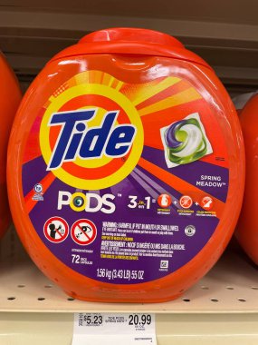 Grovetown, Ga USA - 05 10 22: Perakende çamaşır deterjanı. 72 paket ve fiyat