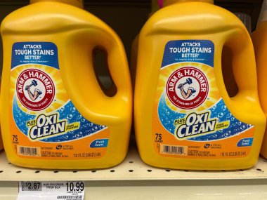 Grovetown, Ga USA - 05 10 22: Perakende çamaşır deterjanı Arm and Hammer ve Price