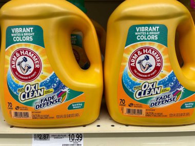 Grovetown, Ga USA - 05 10 22: Perakende çamaşır deterjanı Arm ve Hammer oxi ve fiyat etiketi