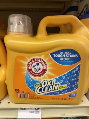 Grovetown, Ga USA - 05 10 22: Perakende çamaşır deterjanı büyük kol ve çekiç