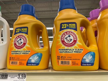 Grovetown, Ga USA - 05 10 22: Perakende çamaşır deterjanı Arm and Hammer ve Price