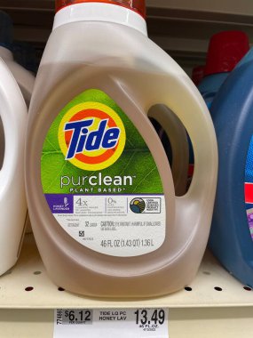 Grovetown, Ga USA - 05 10 22: Perakende Çamaşır deterjanı temizleme ve fiyat etiketi