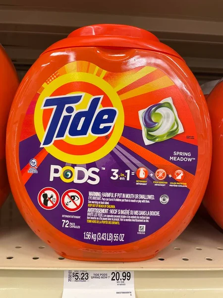 Grovetown, Ga USA - 05 10 22: Perakende çamaşır deterjanı. 72 paket ve fiyat