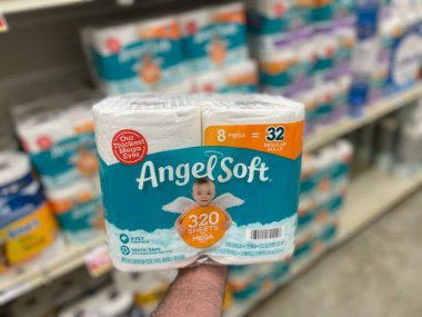 Grovetown, Ga USA - 05 10 22: Angel 'ın yumuşak tuvalet kağıdını tutan perakende satış elemanı