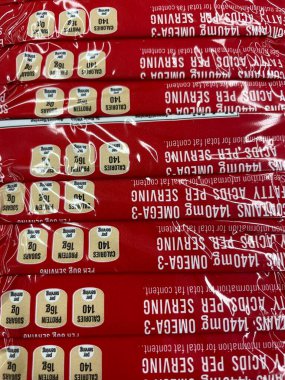 Grovetown, Ga USA - 05 10 22: Perakende mağazası King Oscar Kippeer Snacks yığını