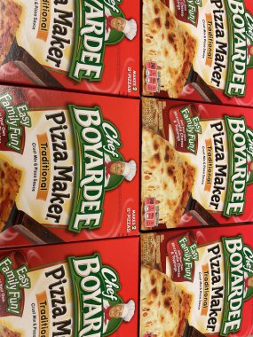 Grovetown, Ga USA - 05 10 22: Perakende satış mağazası şefi Boyardee Pizza Kit