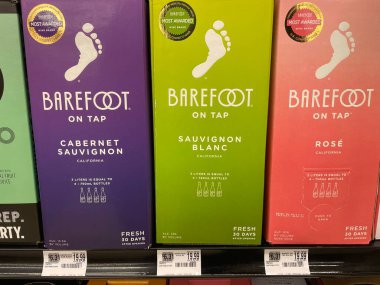 Grovetown, Ga USA - 05 10 22: Satış mağazası, yalınayak şarap çeşidi ve fiyat etiketleri