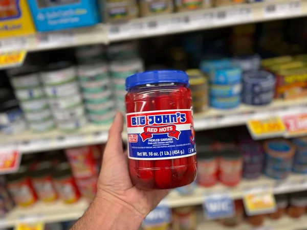 Grovetown, Ga USA - 05 10 22: Big Johns Red Hots 'u tutan perakende mağazası