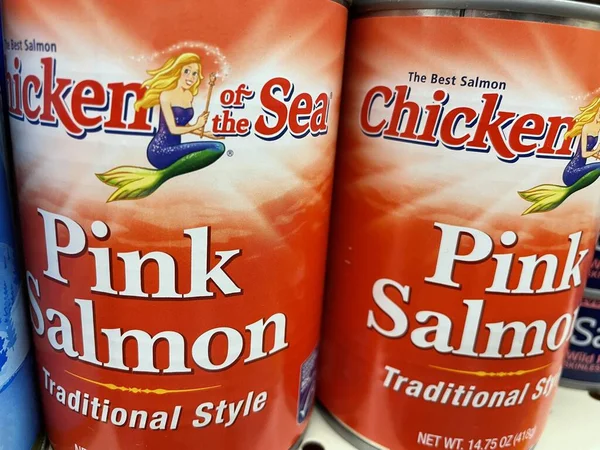 Grovetown, Ga USA - 05 10 22: Deniz tavuğu konserve somonu