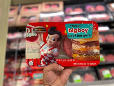 Grovetown, Ga USA - 05 10 22: Big Boy hamburger köftelerini yakın planda tutan perakende mağazası