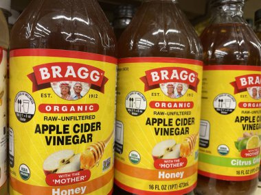Grovetown, Ga USA - 05 10 22: Perakende satış mağazası elma sirkesi Braggs yan görünümü