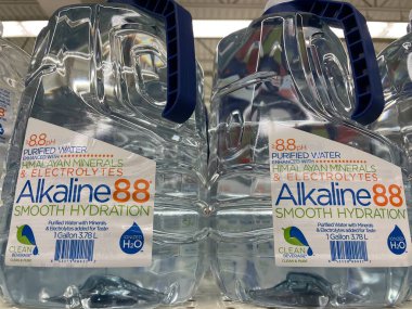 Grovetown, Ga USA - 05 10 22: Perakende mağazası çeşnili su Alkaline 88 kabza şişesi