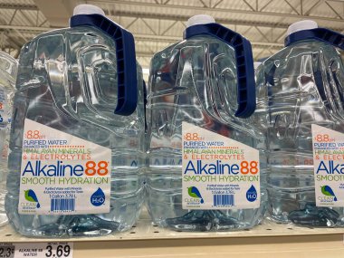 Grovetown, Ga USA - 05 10 22: Perakende mağazası çeşnili su Alkaline 88 kabza şişesi
