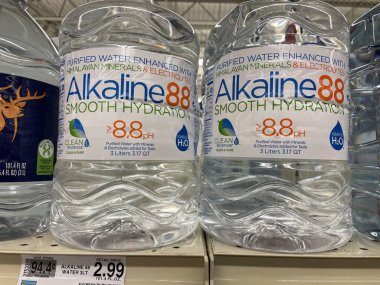 Grovetown, Ga USA - 05 10 22: Satış mağazası aromalı su Alkalin 3 litre ve fiyat