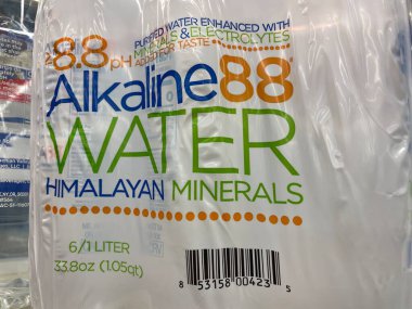 Grovetown, Ga USA - 05 10 22: Perakende mağazası çeşnili su Alkalin 88