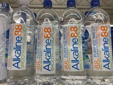 Grovetown, Ga USA - 05 10 22: Perakende mağazası çeşnili su Alkalin 88 şişe