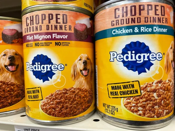 Grovetown, Ga USA - 05 10 22: Konserve köpek maması çeşitleri