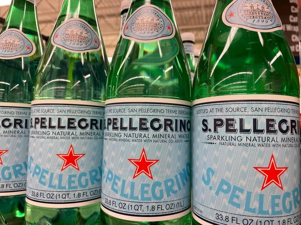 Grovetown, Ga USA - 05 10 22: mağaza çeşnili su S. Pellgrino