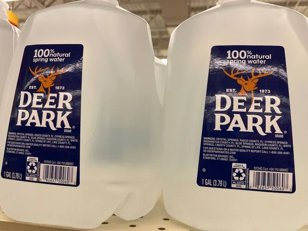 Grovetown, Ga USA - 05 10 22: Perakende mağazası çeşnili su geyiği parkı galonu