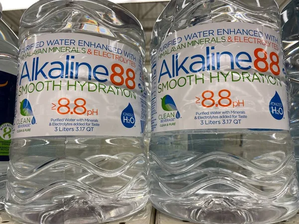 Grovetown, Ga USA - 05 10 22: Perakende mağazası çeşnili su Alkaline 88 yakından