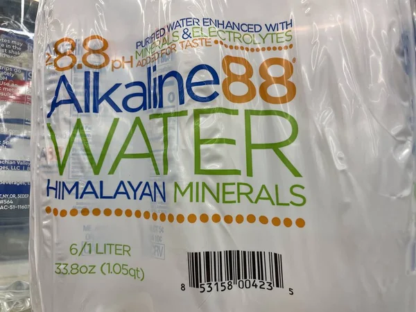Grovetown, Ga USA - 05 10 22: Perakende mağazası çeşnili su Alkalin 88